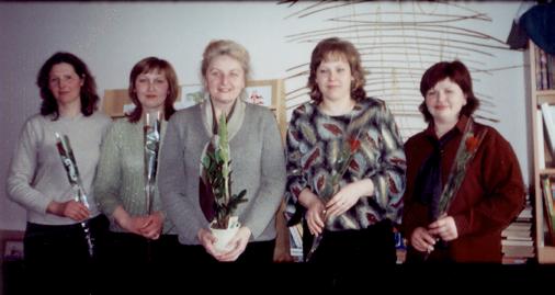 Veronika Tamošiūnienė (viduryje) ir „pirmosios kregždutės“ išdrįsusios 2006 m. mokytis kompiuterinio raštingumo